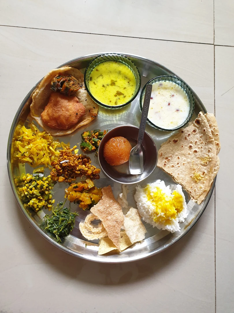 भारतीय शाकाहारी थाली में दाल, सब्जी, रोटी और चावल